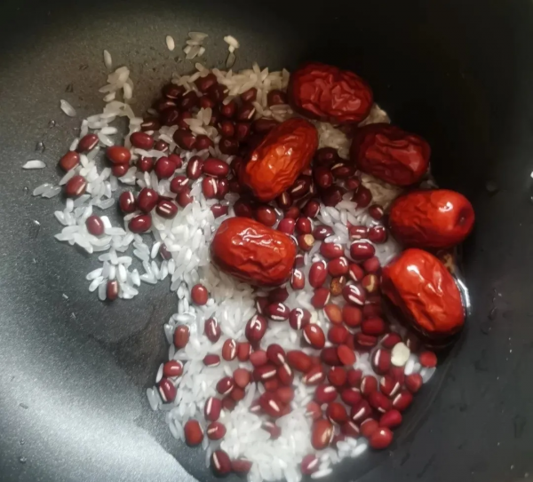 早餐吃這2紅粥，營養健康又減脂；堅持3個月後，白髮少了，氣色好