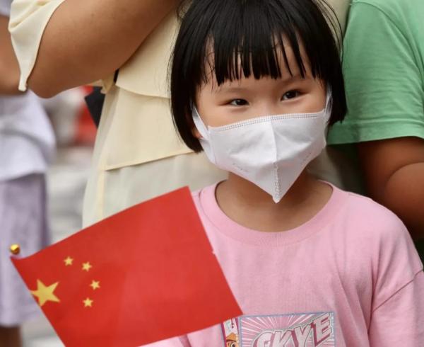 國慶第一天,香港大街小巷披上了“中國紅” 國慶第一天,香港大街小巷披上了“中國紅”