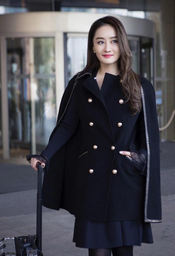 陳德容太會“扮嫩”，穿玫紅色西裝配芭比粉長靴出鏡，說她47誰信