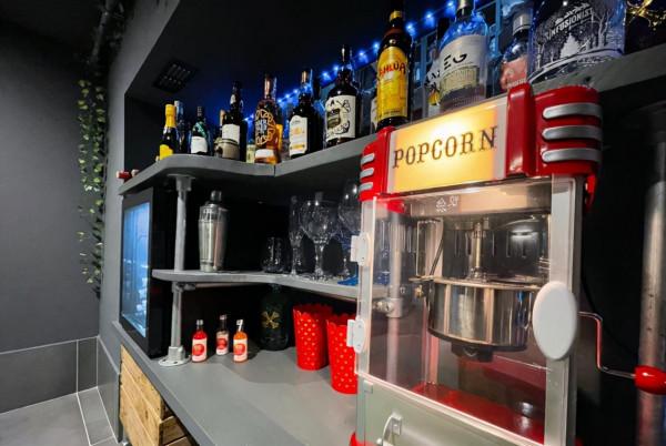 英國夫婦搬進一處房子,想要翻新地板,發現底下還有個地下室 英國夫婦搬進一處房子,想要翻新地板,發現底下還有個地下室