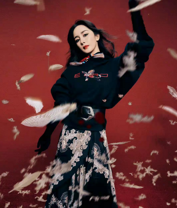 楊冪虎年事業開掛！新大片化濃妝“換臉”超霸氣，當上副會長超牛