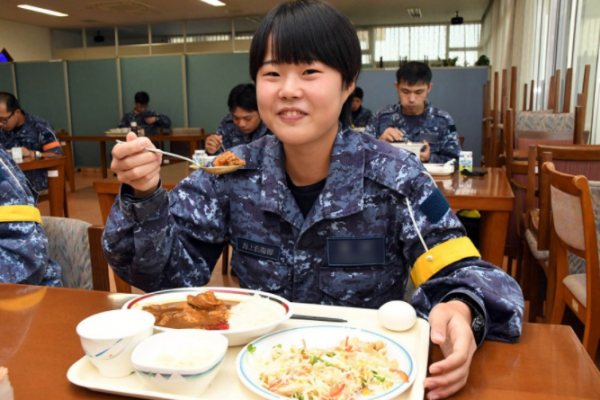 日本少佐在食堂多拿麵包和納豆，被停職10天，自助餐不管飽？