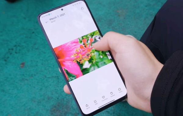 2021年回顧，評論量超50萬+的手機有8款，目前這3款依然值得入手