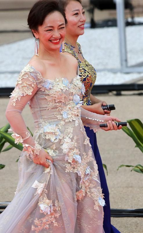 “華誼女老闆”羅海瓊穿花仙裙挺仙氣,但溜肩嚴重氣質大減,顯老 “華誼女老闆”羅海瓊穿花仙裙挺仙氣,但溜肩嚴重氣質大減,顯老