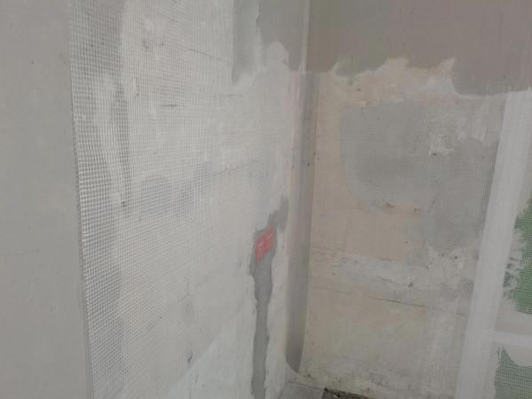 批灰要掛網(牆體刷漆批膩子層之前要掛纖維網)