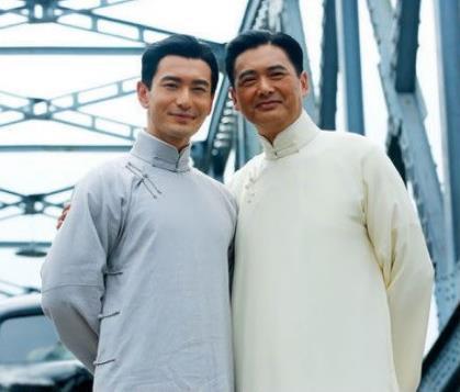 同是給馮程程打傘,周潤發版與黃曉明版,告訴你明星與演員差距 同是給馮程程打傘,周潤發版與黃曉明版,告訴你明星與演員差距