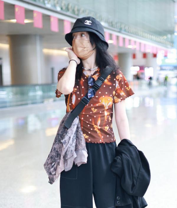 周迅帶火了“不羈風”，闊腿褲配拖鞋看似邋遢，實則隨性又時髦