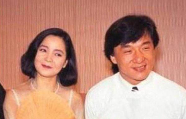 成龍苦追她8年，跟男友相戀26年不結婚，米雪如今怎樣了？