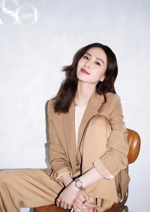 有一種優雅叫“劉詩詩”，穿緞面長裙簡約卻有氣質，名媛範十足