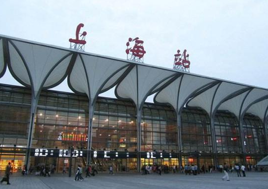 34歲湖南女子，為替丈夫還債辭去教師工作，獨闖上海4年賺80萬