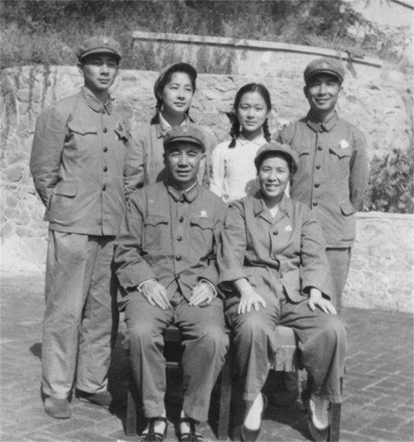 開國少將攜妻衣錦還鄉，發現老家有位衣衫襤褸的妻子，苦等22年