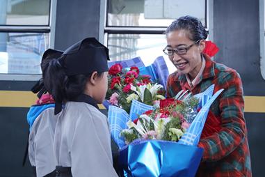 朱曉暉：以車庫為家侍奉癱瘓父親十餘載，所有的詩都是為父親譜寫