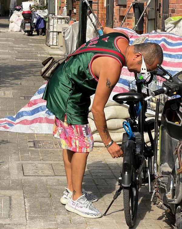 上海大爺愛穿什麼鞋？國貨飛躍回力、日本亞瑟士，比皮鞋香太多