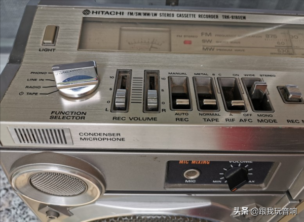 介紹一種日立 雙UV表4波段收音機 行動式錄音機 TRK-8180和TRK-8181
