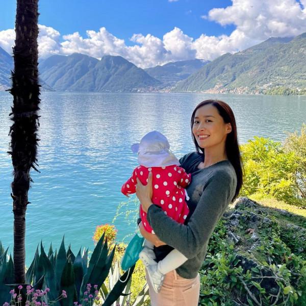 陳法拉與女兒摘蘋果兼騎馬 享受家庭樂