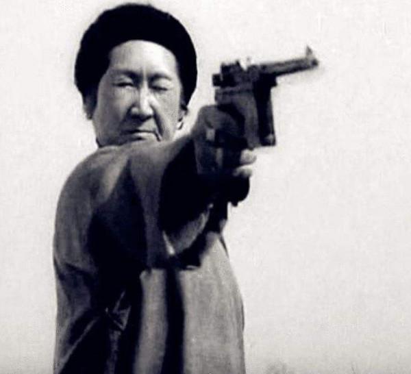 “雙槍老太”51歲積極抗日,70歲被執行槍決,她因何走向不歸路? “雙槍老太”51歲積極抗日,70歲被執行槍決,她因何走向不歸路?