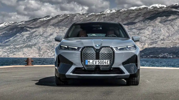 “車管所”的噩夢!CES展會寶馬iX車身變色技術解析 “車管所”的噩夢!CES展會寶馬iX車身變色技術解析