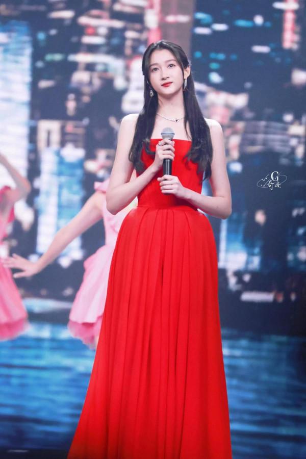 女星中秋節造型 看看誰更像嫦娥