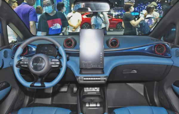 誰是年輕人的第一輛電動車？比亞迪海豚對比尤拉好貓