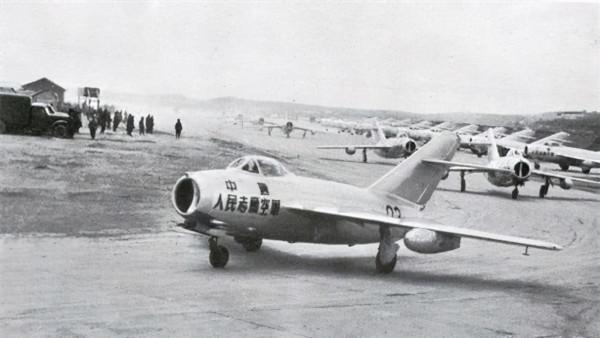 1986年一掃地老頭曝光身份:竟是空軍副軍長,曾擊毀7架美國戰機 1986年一掃地老頭曝光身份:竟是空軍副軍長,曾擊毀7架美國戰機