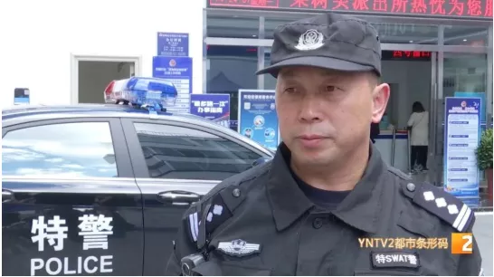 好疼！狗當街被撞卡進車保險槓內..... 誰該負責？