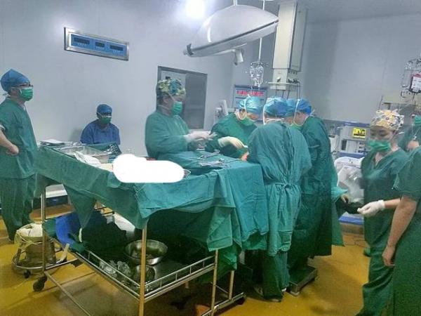 產婦突發羊水栓塞，危急時刻，醫生用一根尿管救了她一命