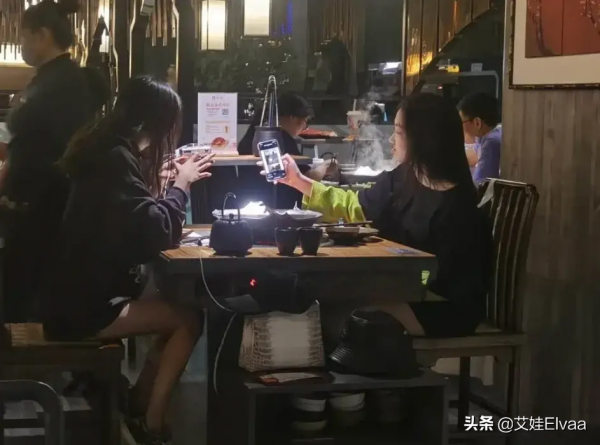 李嫣現身閨蜜聚會,穿熱褲蹺著腿喝咖啡,拎5位數包比王菲還闊綽 李嫣現身閨蜜聚會,穿熱褲蹺著腿喝咖啡,拎5位數包比王菲還闊綽