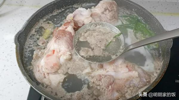 曬曬三口之家的一餐，有葷有素都是家人愛吃的，肉骨頭啃著超過癮