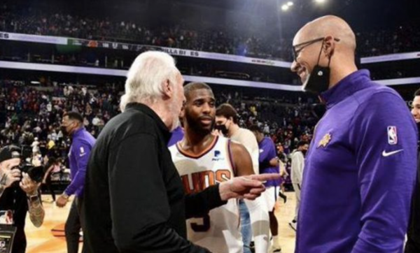 分差被馬刺縮小到1比分後,保羅用一手勢指揮太陽連拿12分鎖定勝局