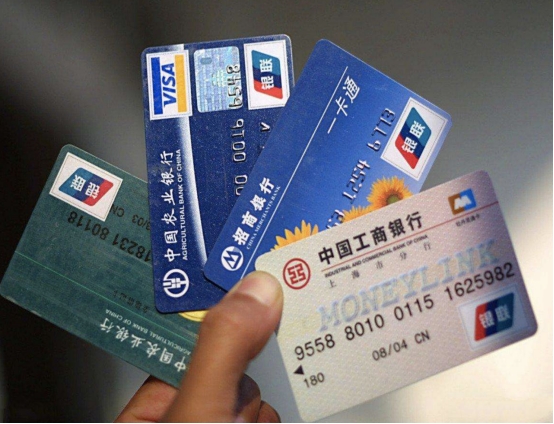 銀行卡簡訊通知要開通嗎？收費政策該取消嗎？銀行員工給出建議