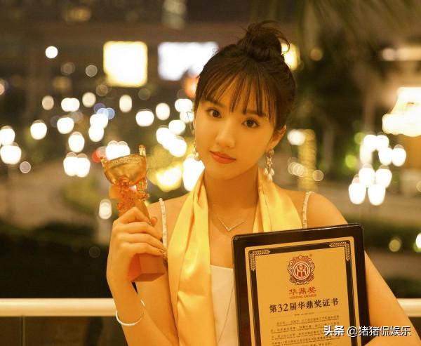 任嘉倫再得大獎，與唐國強王勁松同框，華鼎獎惹爭議，被指責霸屏