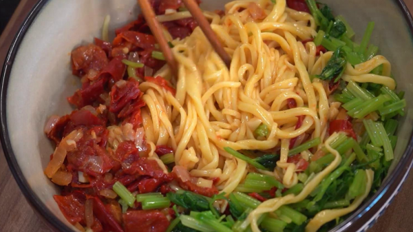 喜歡吃拌麵嗎?試試新疆辣皮子拌麵,筋道爽滑攢勁得很 喜歡吃拌麵嗎?試試新疆辣皮子拌麵,筋道爽滑攢勁得很