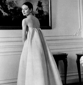 1953年，26歲的紀梵希第一次見到24歲的赫本，不婚不娶守護她46年