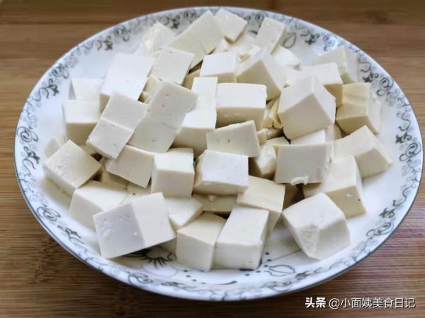 小白菜和豆腐，簡單一做，沒想到這麼好吃，上桌連湯都不剩