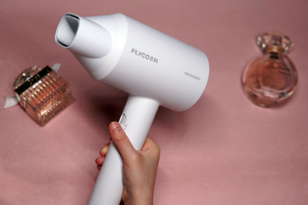 小巧可愛風兒柔，讓孩子更能接受的飛科 FLYCO 電吹風機上手評測