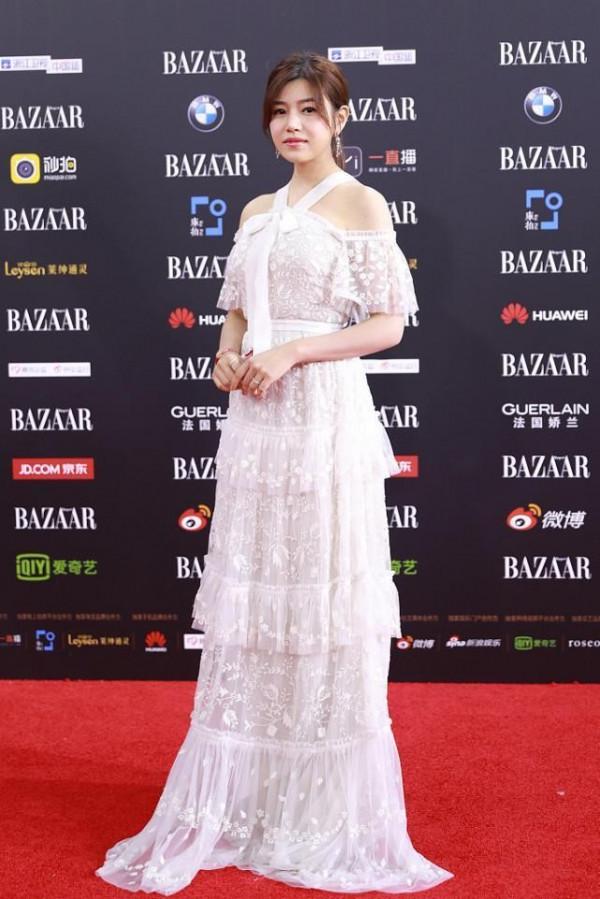 陳妍希雖然是微胖身材，但穿一字肩不遮遮掩掩，看著貴氣了不少