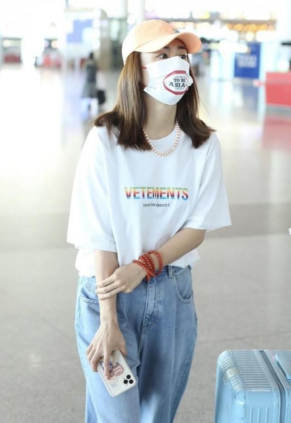 劉芸的少女感是穿出來的，寬鬆T恤也要塞衣角，配老爹褲瀟灑顯高