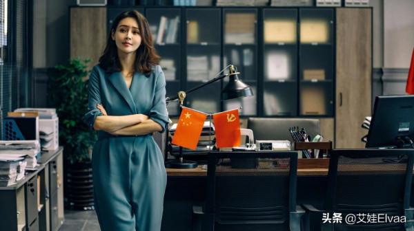 於明加夜生活真豐富,深夜買醉穿薄紗秀直尺肩,臉喝得通紅很羞澀 於明加夜生活真豐富,深夜買醉穿薄紗秀直尺肩,臉喝得通紅很羞澀