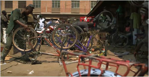 非洲腳踏車騎手：載500斤香蕉騎行100公里，時速70公里不踩剎車