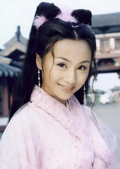 過氣主持人的卑微：沒工作、蹭朋友熱度、縣城混商演，一地的尷尬