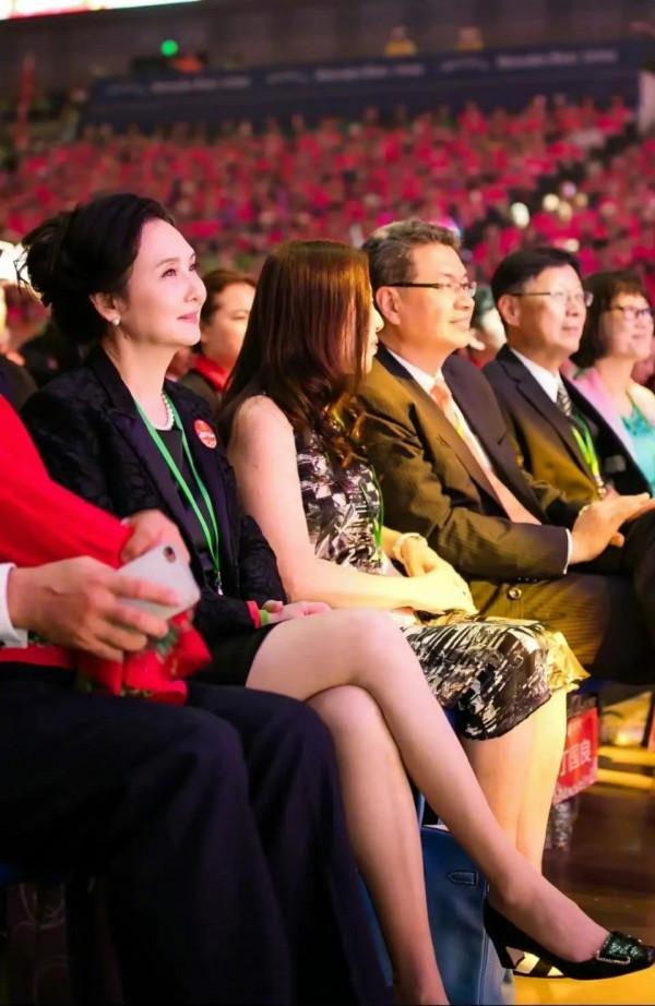 86版“嫦娥”還是那麼美，邱佩寧西裝配長裙高雅貴氣，哪像60多歲