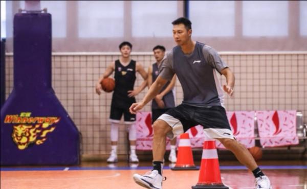 給力！易建聯透過體測，西蒙斯交易新動態，籃網陷入困局