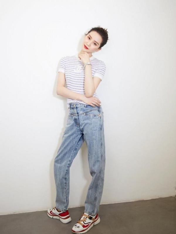 劉詩詩街頭啃玉米沒明星架子,穿著打扮好像鄰家姐姐,不像孩子媽 劉詩詩街頭啃玉米沒明星架子,穿著打扮好像鄰家姐姐,不像孩子媽