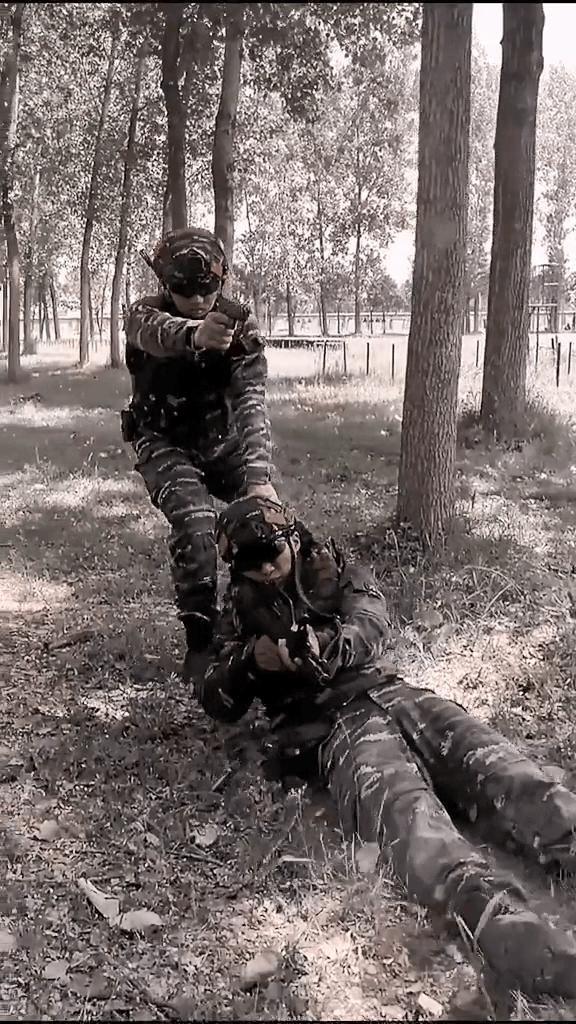 我軍戰術背心為何有個提把?外軍特戰經驗,關鍵時救命和撤離 我軍戰術背心為何有個提把?外軍特戰經驗,關鍵時救命和撤離