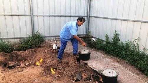 重慶村莊地上冒火60年不滅,村民用來燒水做飯,原來國外也有 重慶村莊地上冒火60年不滅,村民用來燒水做飯,原來國外也有