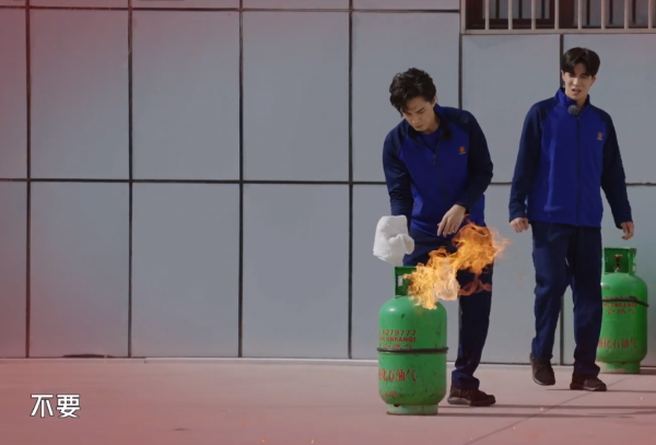 面對著火的煤氣罐，陳小春張智霖張晉的反應大不同，細節看出教養