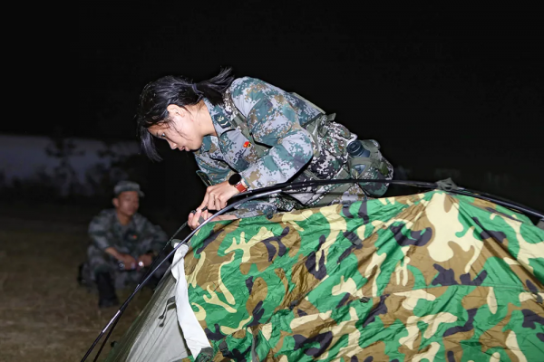 “馬甲線”女兵火了！現在女兵真元氣