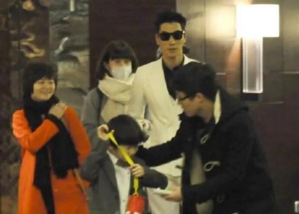 離了個“假婚”的超模張亮，轉型演員失敗後，如今是該找到出路了