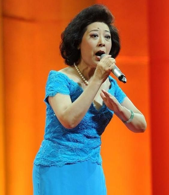 著名歌唱家關牧村：與王星軍離婚後，帶兒子嫁高官，如今怎樣了？