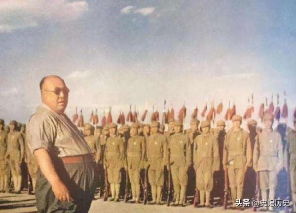 帶著3個老婆和8噸黃金逃亡美國，後揮霍一空，晚年想回家被拒絕